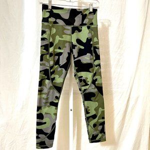 Zyia active Womens Size 4 Leggings Light & Tight High Rise Crop Dual Pocket Camo